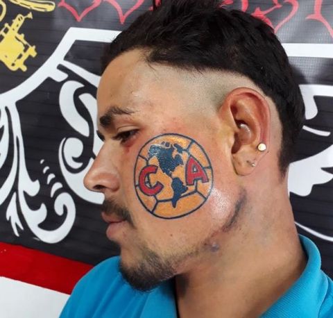 PHOTO: Έκανε τατουάζ στο πρόσωπο του την αγαπημένη του ομάδα!