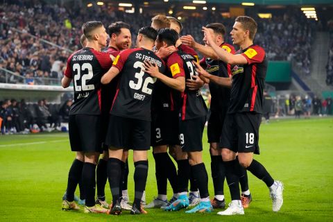 Οι παίκτες της Φράιμπουργκ πανηγυρίζουν γκολ που σημείωσαν κόντρα στο Αμβούργο για τα ημιτελικά του DFB-Pokal 2021-2022 στο "Φόλκσπαρκ Στάντιον", Αμβούργο | Τρίτη 19 Απριλίου 2022