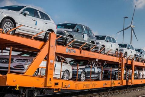 Η Volvo μεταφέρει με τρένα αντί με φορτηγά τα αυτοκίνητα 