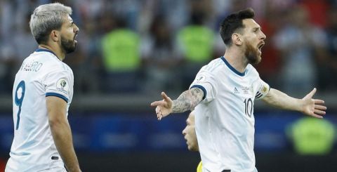 Argentina's Lionel Messi, right, complains to to referee Roddy Zambrano next to teammate Sergio Aguero, left, during a Copa America semifinal soccer match at Mineirao stadium in Belo Horizonte, Brazil, Tuesday, July 2, 2019. (AP Photo/Victor R. Caivano)