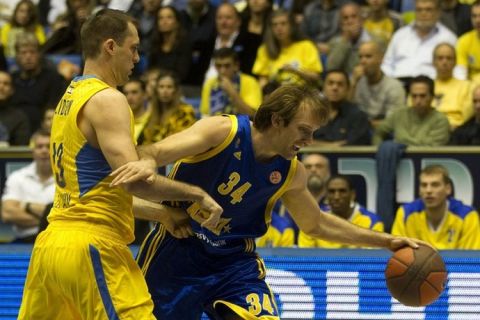 BC Khimki player Zoran Planinic (R) vies with Maccabi Tel Avivs Chuck Eidson (L) during their Euroleague  Group A match in the Israeli coastal city of Tel Aviv on December 16, 2010.  AFP PHOTO/ JACK GUEZ (Photo credit should read JACK GUEZ/AFP/Getty Images)
