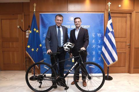 Με ένα ποδήλατο και ένα κράνος επισφραγίστηκε η συνεργασία Yπουργείου Αθλητισμού και Δήμου Αθηναίων για τον ΔΕΗ Διεθνή Ποδηλατικό Γύρο Ελλάδας 2024