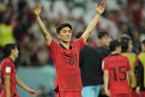 Ο Ίνμπομ Χουάνγκ πανηγυρίζει τη νίκη της ομάδας του επί της Πορτογαλίας