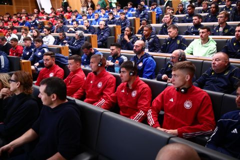 Οι παίκτες του Ολυμπιακού στα γραφεία της UEFA