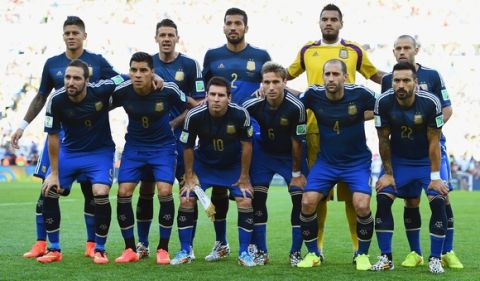 RIO DE JANEIRO, BRAZIL - JULY 13:  Argentina players pose for a team photo prior to the 2014 FIFA World Cup Brazil Final match between Germany and Argentina at Maracana on July 13, 2014 in Rio de Janeiro, Brazil.  (Photo by Laurence Griffiths/Getty Images)