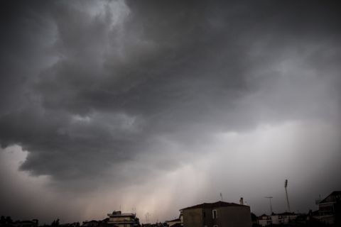 Σύννεφα καταιγίδας πάνω από την πόλη των Τρικάλων το μεσημέρι της Δευτέρας 27 Αυγούστου 2018.
(EUROKINISSI/ΘΑΝΑΣΗΣ ΚΑΛΛΙΑΡΑΣ)