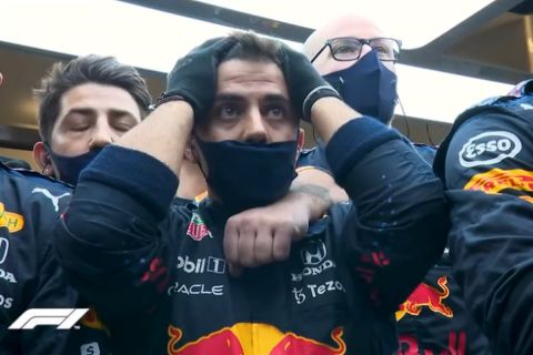 Formula 1: Η αγωνία και το ξέσπασμα των μηχανικών της Red Bull την στιγμή της νίκης του Μαξ Φερστάπεν