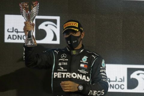 Ο Χάμιλτον πανηγυρίζει την 3η θέση στο Άμπου Ντάμπι στον τελευταίο αγώνα της χρονιάς στην Formula 1 στις 13 Δεκεμβρίου του 2020.