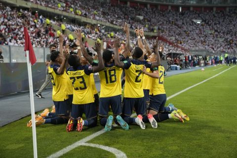 Οι παίκτες του Εκουαδόρ πανηγυρίζουν γκολ κόντρα στο Περού στη Λίμα