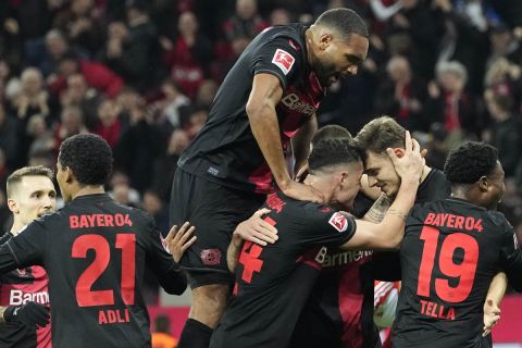 Οι παίκτες της Λεβερκούζεν πανηγυρίζουν γκολ που σημείωσαν κόντρα στην Μπάγερν για την Bundesliga 2023-2024 στην "Μπαϊαρένα", Λεβερκούζεν | Σάββατο 10 Φεβρουαρίου 2024