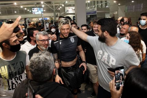 Φίλοι του ΠΑΟΚ πανηγυρίζουν με τους παίκτες στο αεροδρόμιο "Ελευθέριος Βενιζέλος" την κατάκτηση του Κυπέλλου Ελλάδας | Σάββατο 22 Μαΐου 2021