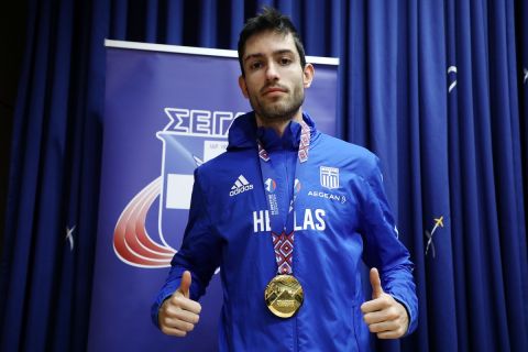 Ο Μίλτος Τεντόγλου με το χρυσό μετάλλιο από το Παγκόσμιο Πρωτάθλημα Κλειστού Στίβου στο Βελιγράδι