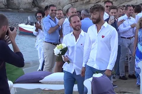 O πρώτος gay γάμος στην Ψαρρού της Μυκόνου για ζευγάρι Γάλλων
