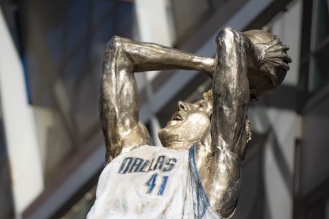 Το άγαλμα του Ντιρκ Νοβίτσκι έξω από το γήπεδο των Μάβερικς