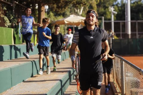 Ο Τσιτσιπάς επισκέφτηκε τα πρώτα γήπεδα που έπαιξε τένις και μοίρασε χαμόγελα σε παιδιά