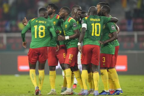 Οι παίκτες του Καμερούν πανηγυρίζουν νίκη κόντρα στις Κομόρες για το Κύπελλο Εθνών Αφρικής | 24 Ιανουαρίου 2022