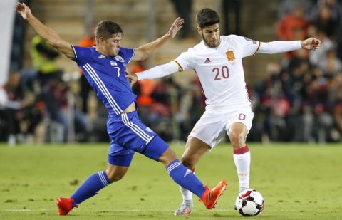 Spain's, Marco Asensio, right, and Israel's David Keltjens fight for the ball during the World Cup Group G match in Jerusalem, Monday, Oct.9, 2017. (AP Photo/Ariel Schalit)