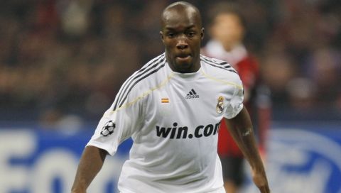 Real Madrid midfielder Lassana Diarra, of France, controls the ball during a Group C, Champions League match against AC Milan, at the San Siro stadium in Milan, Italy, Tuesday, Nov.3, 2009. (AP Photo/Luca Bruno)