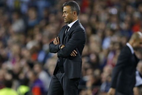 Barcelona's coach Luis Enrique stands on the sideline as Manchester City's manager Pep Guardiola, right, walks behind him during a Champions League, Group C soccer match between Barcelona and Manchester City, at the Camp Nou stadium in Barcelona, Wednesday, Oct. 19, 2016. (AP Photo/Francisco Seco)
