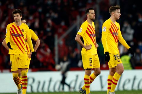 Οι παίκτες της Μπαρτσελόνα σε στιγμιότυπο κόντρα στη Γρανάδα για τη La Liga 2021-2022 στο "Λος Κάρμενες", Γρανάδα | Σάββατο 8 Ιανουαρίου 2022