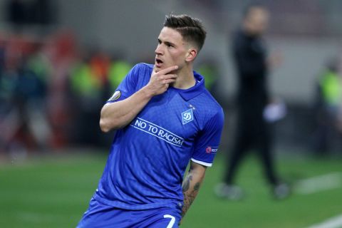 Ο Βέρμπιτς πανηγυρίζει γκολ με τη Ντιναμό Κιέβου
