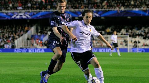 PSG's midfielder Clement Chantome (L) vies with Valencia's Mexican midfielder Jose Andres Guardado (R) during the UEFA Champions League round of 16 first leg football match Valencia CF vs Paris Saint Germain at the Mestalla stadium in Valencia on February 12, 2013.   AFP PHOTO/ JOSEP LAGO        (Photo credit should read JOSEP LAGO/AFP/Getty Images)