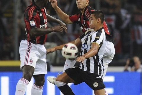 UDINE, ITALY - MAY 22: (R - L) Alexis Sanchez of Udinese competes with Didac Vila (C) and Clarence Seedorf of Milan during the Serie A match between Udinese Calcio and AC Milan  at Stadio Friuli on May 22, 2011 in Udine, Italy.  (Photo by Dino Panato/Getty Images)