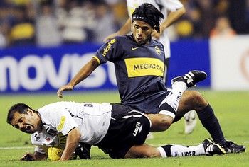 Argentina's Boca Juniors' Fabian Vargas, right, battles for the ball with Chile's Colo Colo's Gustavo Bizcayzacu during a Copa Libertadores soccer match in Buenos Aires, Thursday, March 27, 2008. Boca won 4-3. (AP Photo/Daniel Luna)