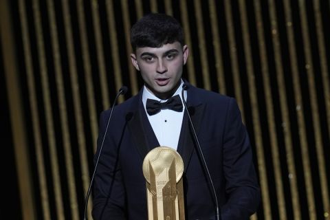 Χρυσή Μπάλα: Καλύτερος νέος παίκτης ο Πέδρι, πήρε το βραβείο Κοπά