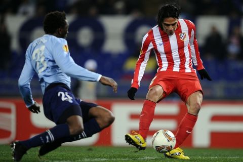 Atletico Madrid's Colombian midfielder Radamel Falcao (R) kicks to score against SS Lazio during the Europa League football match between Lazio Rome and Atletico Madrid at the Olympic Stadium in Rome on February 16, 2012. AFP PHOTO / FILIPPO MONTEFORTE (Photo credit should read FILIPPO MONTEFORTE/AFP/Getty Images)