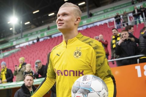 Dortmund's Erling Haaland comes with ball in hand to warm up for a German Bundesliga soccer match between FC Augsburg and Borussia Dortmund in Augsburg, Germany, Saturday, Jan.18, 2020. ( Tom Weller/dpa via AP)