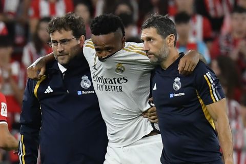 Ο Έντερ Μιλιτάο αποχωρεί τραυματίας από το ματς με την Μπιλμπάο