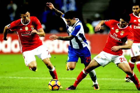 Porto's Otavio, centre, battles for the ball with Benfica's Andreas Samaris, left, and Goncalo Guedes during a Portuguese League soccer match between FC Porto and SL Benfica at the Dragao stadium in Porto, Portugal, Sunday, Nov. 6, 2016. (AP Photo/Paulo Duarte)