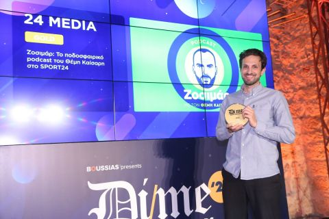 O Άλεξ Χρονόπουλος, Head of Marketing στην 24 MEDIA, στα Dime Awards 2022 με το Χρυσό βραβείο στην κατηγορία Best in Sports, για το ποδοσφαιρικό podcast του Θέμη Καίσαρη, "Ζοσιμάρ"