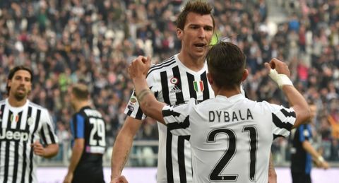 TURIN, ITALY - OCTOBER 25:  Mario Mandzukic (L) of Juventus FC celebrates his goal with team mate Paulo Dybala during the Serie A match between Juventus FC and Atalanta BC at Juventus Arena on October 25, 2015 in Turin, Italy.  (Photo by Valerio Pennicino/Getty Images)