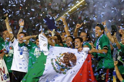 Mexico's players celebrate after winning the CONCACAF 2011 Gold Cup final match against the United States on June 25, 2011 at the Rose Bowl in Pasadena, California. Mexico won 4-2.    AFP PHOTO / GABRIEL BOUYS (Photo credit should read GABRIEL BOUYS/AFP/Getty Images)