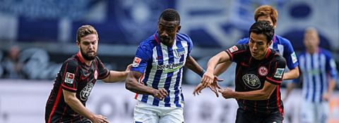 FRANKFURT AM MAIN, GERMANY - SEPTEMBER 27:  Salomon Kalou of Berlin is challenged by Makoto Hasebe and Marc Stendera (L) of Frankfurt during the Bundesliga match between Eintracht Frankfurt and Hertha BSC at Commerzbank-Arena on September 27, 2015 in Frankfurt am Main, Germany.  (Photo by Simon Hofmann/Bongarts/Getty Images)