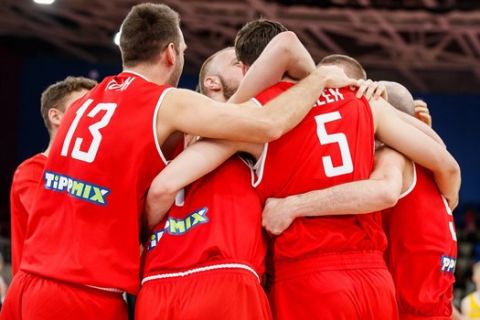 Αγκαλιασμένοι οι παίκτες της Ουγγαρίας σε αγώνα για τα προκριματικά του EuroBasket 2022