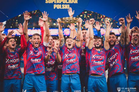 Οι παίκτες της Ράκοβ πανηγυρίζουν την κατάκτηση του Super Cup Πολωνίας