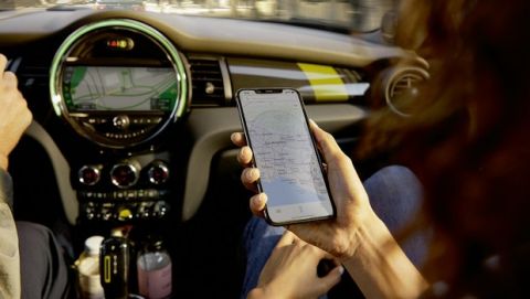 Με τα My BMW App και MINI App, ο όμιλος BMW ενσωματώνει τα οχήματά του στην ψηφιακή ζωή των πελατών του. Και οι δύο εφαρμογές προσφέρουν άφθονες, χρήσιμες λειτουργίες, σε επίπεδο καθημερινής χρήσης και προσωπικής αλληλεπίδρασης με τη μάρκα. 