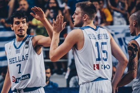 Το ελληνικό μπάσκετ συνεχάρη την Εθνική Νέων Ανδρών