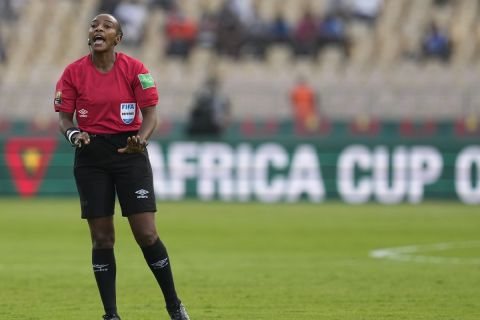 H Σαλίμα Μουκανσάνγκα έγραψε ιστορία ως η πρώτη γυναίκα διαιτητής σε ματς της τελικής φάσης του Κόπα Άφρικα | 18 Ιανουαρίου 2022