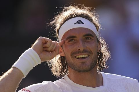 Ο Στέφανος Τσιτσιπάς πανηγυρίζει στο Wimbledon