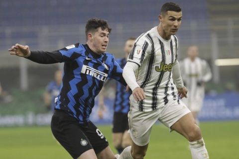 Ο Ρονάλντο δίνει μάχη για την μπάλα με τον Μπαστόνι στο Γιουβέντους - Ίντερ για την Serie A.