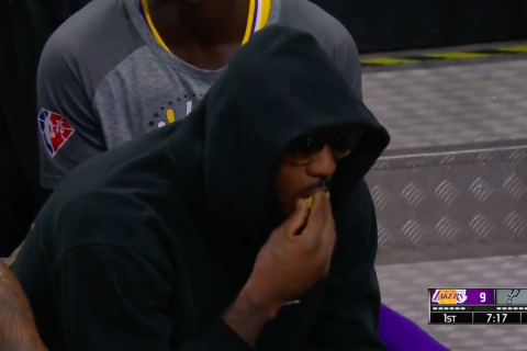 NBA: Ο ΛεΜπρόν έτρωγε ποπ κορν στον πάγκο των Λέικερς στο ματς με τους Σπερς