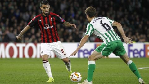 AC Milan's Suso fights for the ball against Betis' Sergio Canales during the Europa League, Group F soccer match between AC Milan and Betis, at the Benito Villamarin Stadium in Seville, Spain, Thursday, Nov. 8, 2018. (AP Photo/Manuel Gomez)