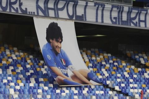 Ένα τεράστιο πανό του Ντιέγκο Μαραντόνα στο γήπεδο της Νάπολι