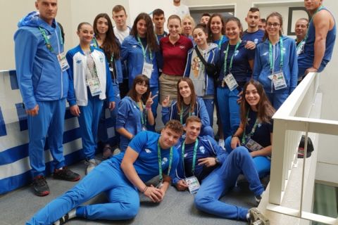 Ολυμπιακοί Αγώνες Νέων: Η Κορακάκη και ο Έλληνας Πρέσβης επισκέφθηκαν την ελληνική ομάδα