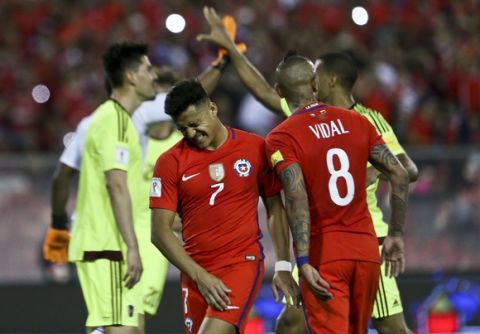 Chile's Alexis Sanchez, center, reacts after missing a penalty shot against Venezuela during a 2018 World Cup qualifying soccer match in Santiago, Chile, Tuesday, March 28, 2017. (AP Photo/Esteban Felix)
