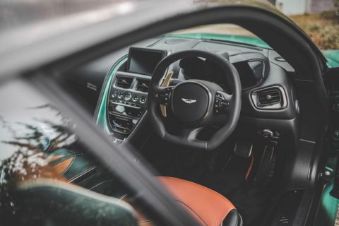 Απίθανη και συλλεκτική η Aston Martin DBS Superleggera
